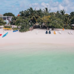Sulla spiaggia, sabbia bianca, cabine da spiaggia gratuite
