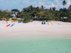 On the beach, white sand, free beach cabanas, sun loungers - Funplace Beach (Himmafushi)