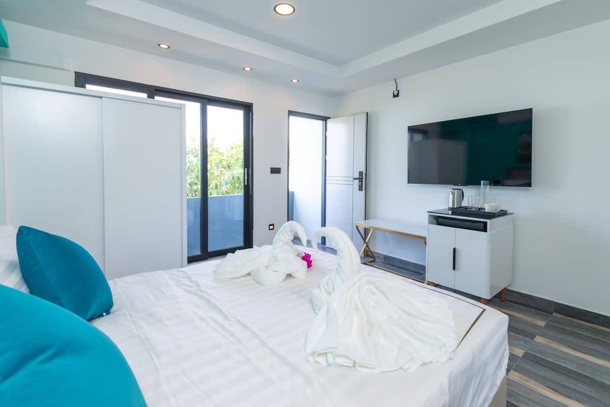 Deluxe Double Room, 1 Queen Bed, Balcony, Beach View | 1 bedroom, premium bedding, minibar, in-room safe