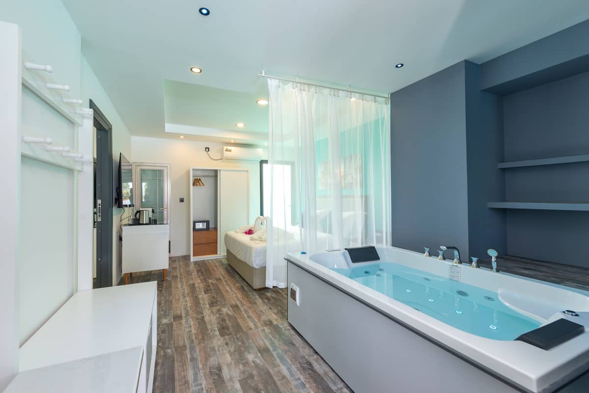 Family Suite, 3 Bedrooms, Jetted Tub, Ocean View | 1 bedroom, premium bedding, minibar, in-room safe