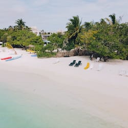 Sulla spiaggia, sabbia bianca, cabine da spiaggia gratuite