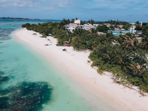 Ubicación a pie de playa, arena blanca y cabañas de uso gratuito