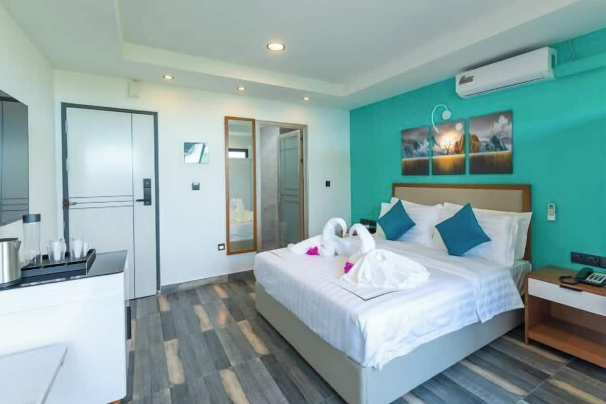 1 bedroom, premium bedding, minibar, in-room safe