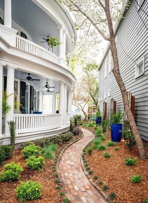 Exterior detail - The Queen Bee Suite | Historically Exquisite (Charleston)