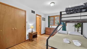 5 bedrooms, iron/ironing board, WiFi, bed sheets