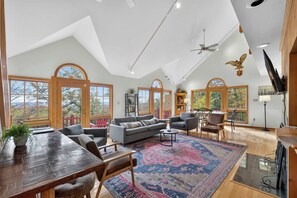 Televisión, chimenea, oficina