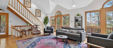 Tv, pejs, bøger, kontorer