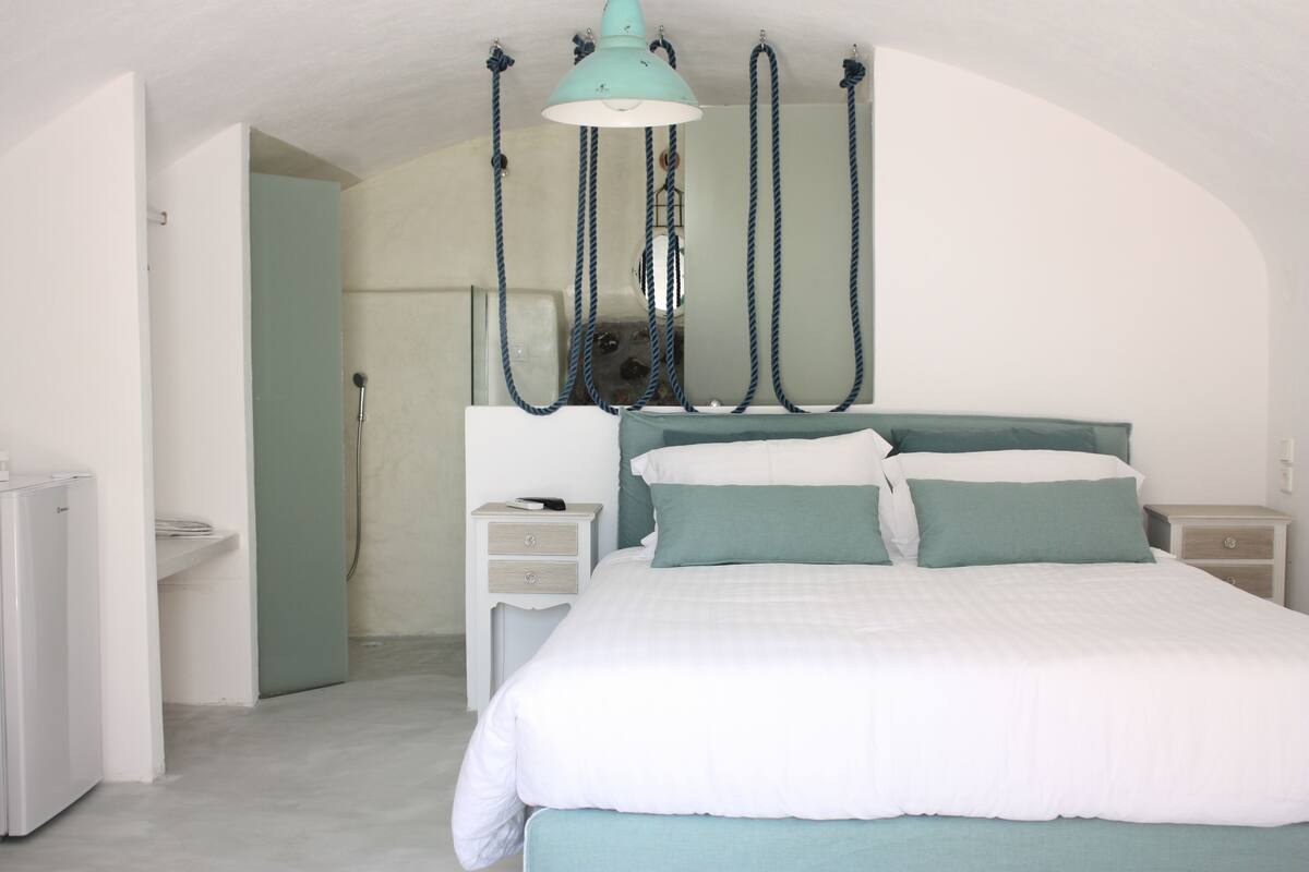 Traditional Suite | Hypo-allergenic bedding, soundproofing, iron/ironing board, free WiFi