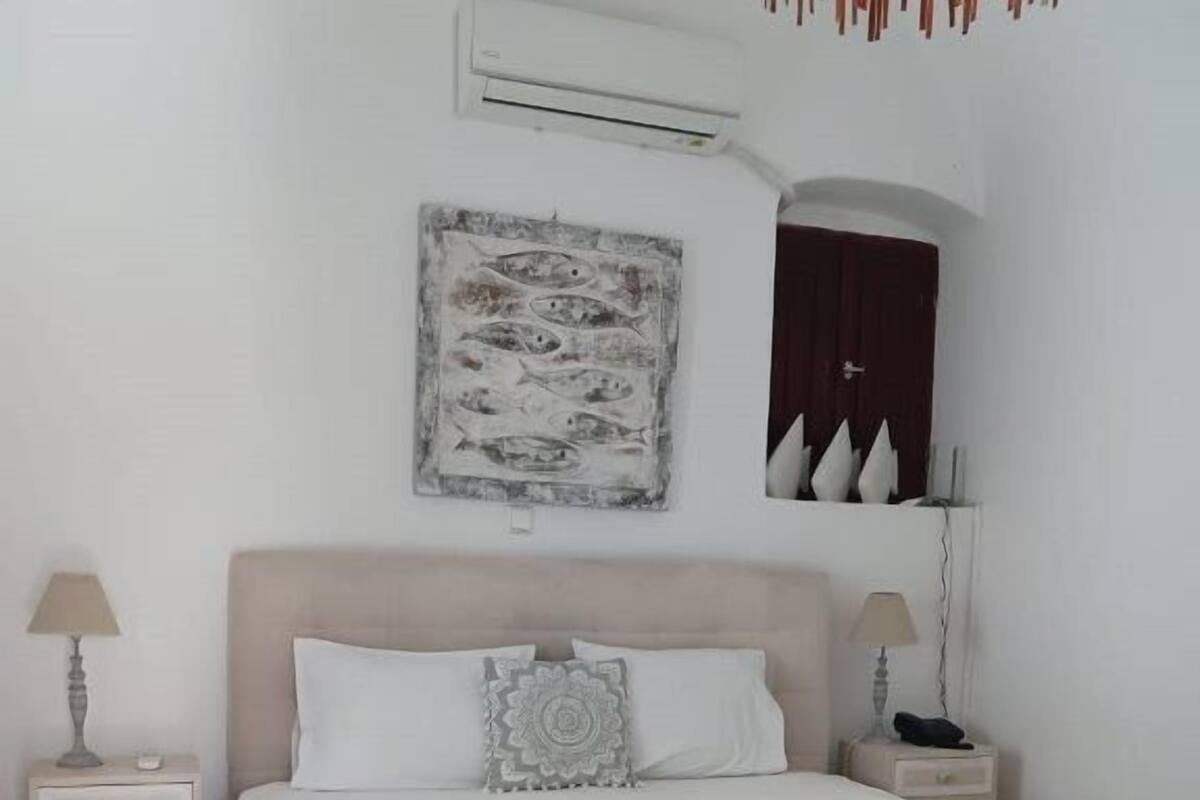 Basic Suite | Hypo-allergenic bedding, soundproofing, iron/ironing board, free WiFi