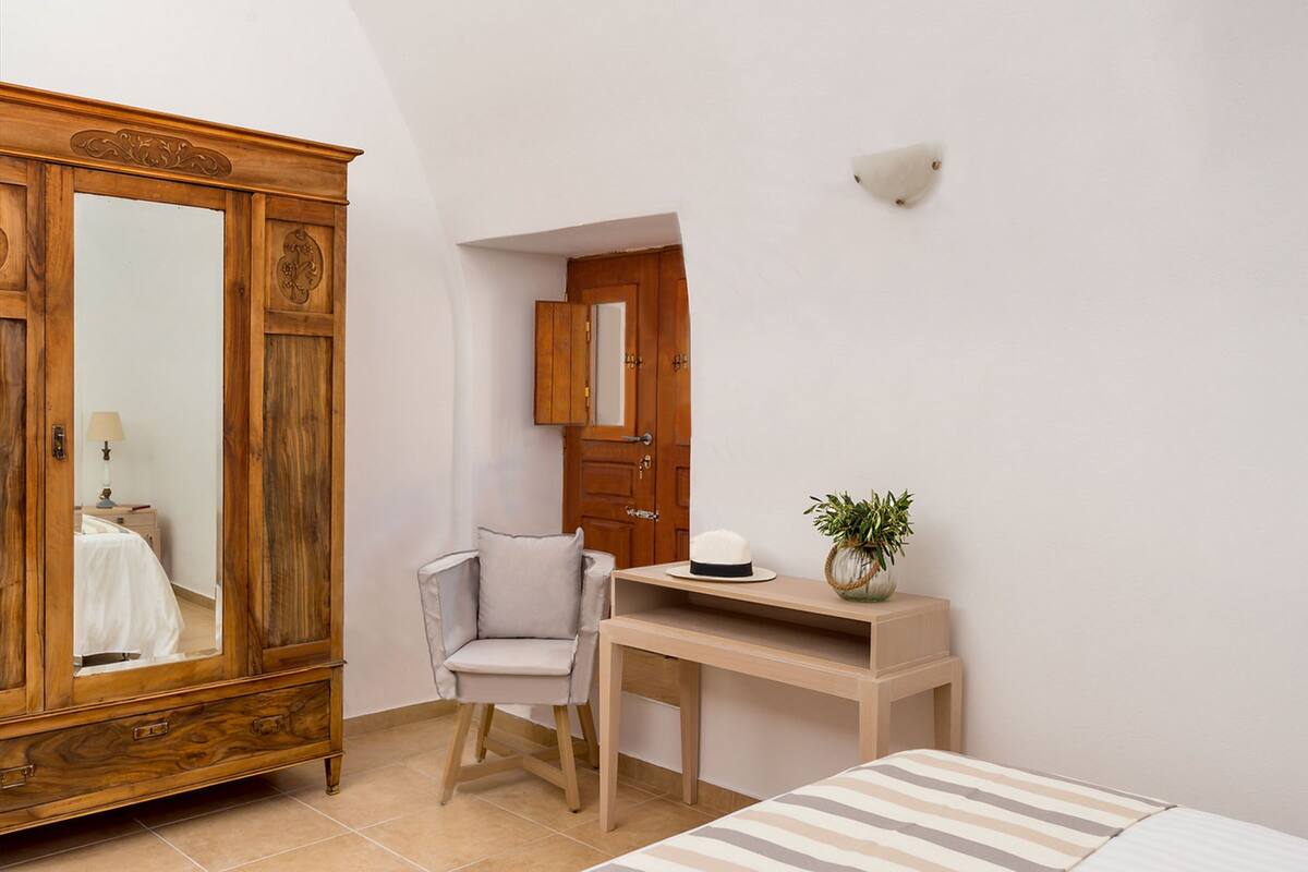 Family Apartment | Hypo-allergenic bedding, soundproofing, iron/ironing board, free WiFi