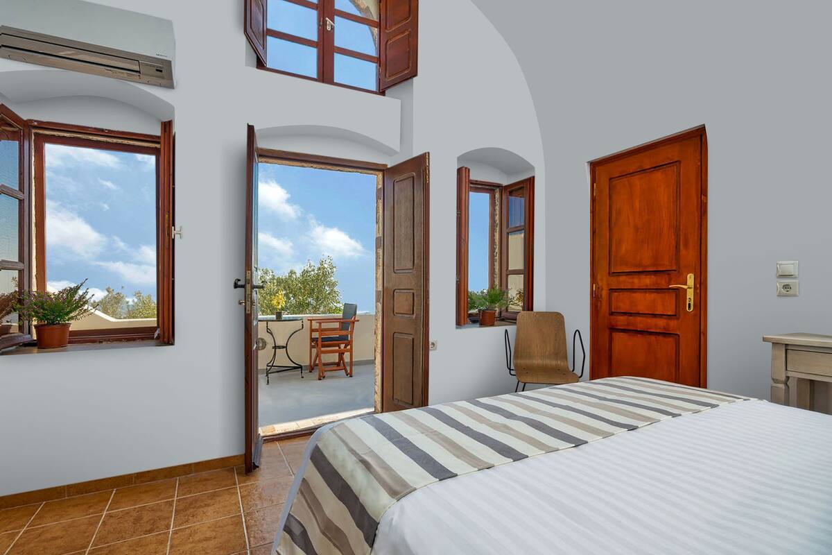 Exclusive Suite | Hypo-allergenic bedding, soundproofing, iron/ironing board, free WiFi