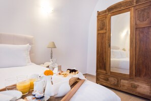 Family Apartment | Hypo-allergenic bedding, soundproofing, iron/ironing board, free WiFi - AENAON ESTATE 1896 by K&K (Santorini)