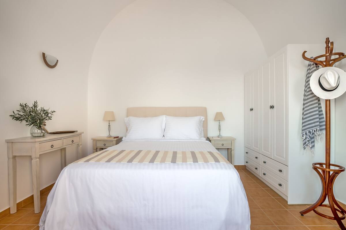 Hypo-allergenic bedding, soundproofing, iron/ironing board, free WiFi