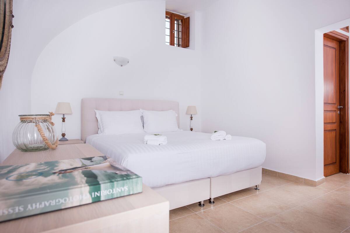 Elite Suite | Hypo-allergenic bedding, soundproofing, iron/ironing board, free WiFi