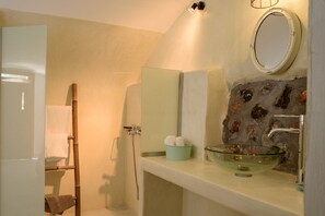 Traditional Suite | Bathroom | Shower, hair dryer, towels, soap - AENAON ESTATE 1896 by K&K (Santorini)