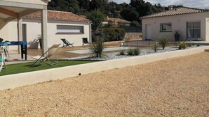 A modern house with a covered patio, a swimming pool, and a well-maintained garden. - Uzes (8km), lovely guest house with swimming pool. (Serviers-et-Labaume)