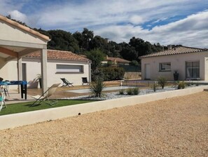 Property grounds - Uzes (8km), lovely guest house with swimming pool. (Serviers-et-Labaume)