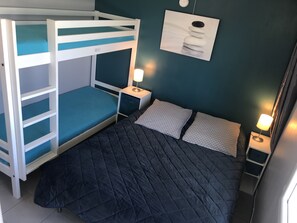 2 sovrum, skrivbord, ljudisolering och strykjärn/strykbräda