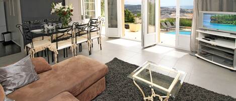 Smart TV, table tennis