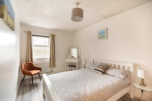 2 Schlafzimmer, Schreibtisch, Bügeleisen/Bügelbrett, WLAN