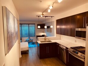 Jääkaappi, mikroaaltouuni, uuni, liesi