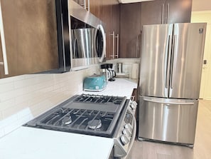 Refrigerador, microondas, horno y parrilla de estufa 
