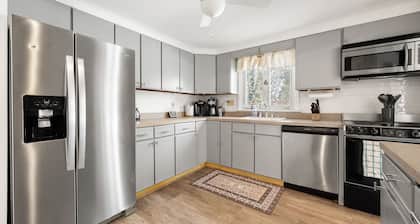 Close to Mystic, Stonington, Westerly. Room for everyone. 3 mins to Ocean Beach.