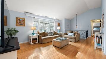 Smart TV, chimenea, videojuegos y futbolito