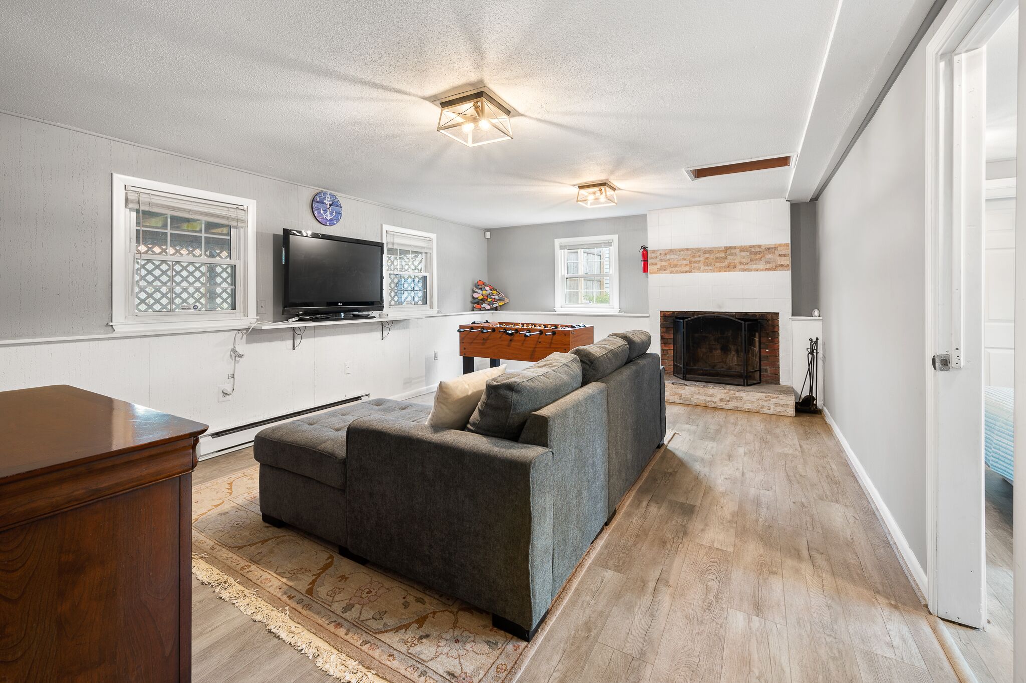 Smart-TV, Kamin, Videospiele, Tischfußball