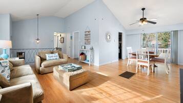 Smart TV, chimenea, videojuegos y futbolito