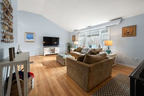 Smart TV, fireplace, video games, foosball - Close to Mystic, Stonington, Westerly. Room for everyone. 3 mins to Ocean Beach. (New London)