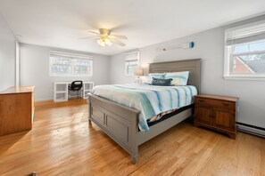 4 間睡房、書桌、熨斗/熨衫板、可攜式嬰兒床