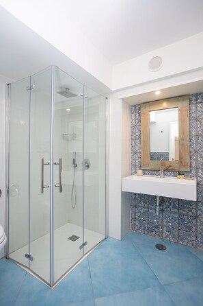 Studio Deluxe | Phòng tắm | Buồng tắm vòi sen, vòi sen phun mưa, đồ dùng nhà tắm miễn phí 