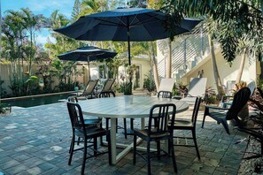 Outdoor dining - Charming Studio w/Pool, One Mile to Beach (Lake Worth)