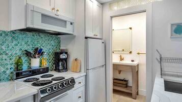 Frigorifero, microonde, forno, piano cottura