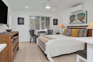 1 bedroom, iron/ironing board, travel crib, WiFi - Charming Studio w/Pool, One Mile to Beach (Lake Worth)