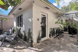 Outdoor dining - Charming Studio w/Pool, One Mile to Beach (Lake Worth)