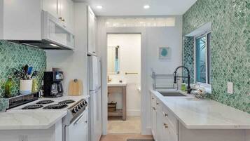 Frigorifero, microonde, forno, piano cottura