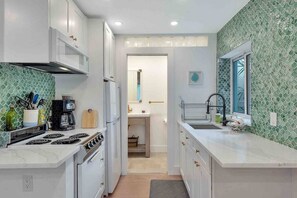 Frigorifero, microonde, forno, piano cottura