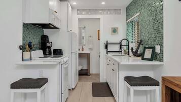 Kjøleskap, mikrobølgeovn, ovn og kokeplater