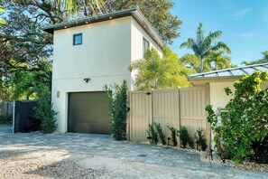 Exterior - Charming Studio w/Pool, One Mile to Beach (Lake Worth)