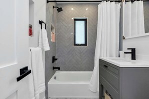 Badewanne, Haartrockner, Handtücher