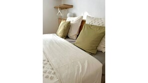 2 quartos, ferros/tábuas de passar roupa, berço de viagem
