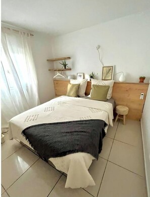 2 chambres, fer et planche à repasser, lit de bébé portatif