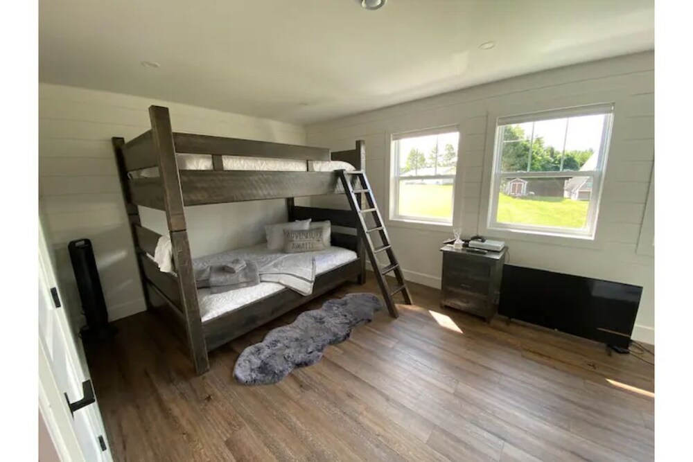 Luxury Mill River waterfront cottage w/ fireplace Fortune Cove Vrbo