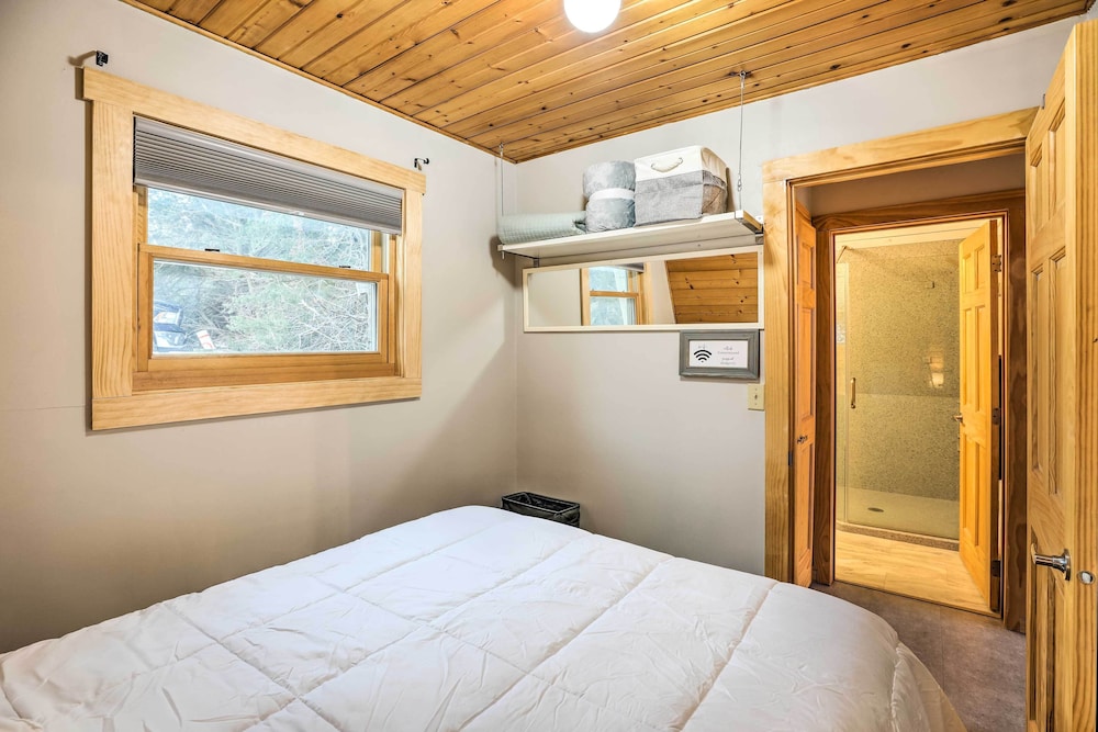 Crofton Cabin w/ Tropical Hut & Water Views! Knox County Vrbo