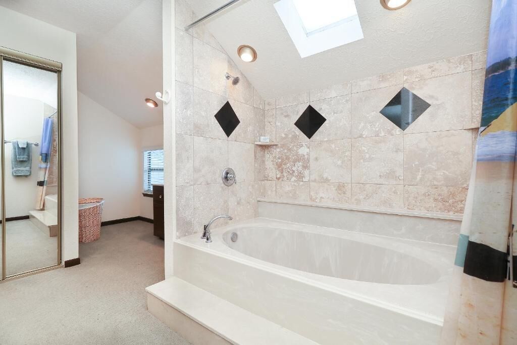 Slippers, soap, shampoo, toilet paper