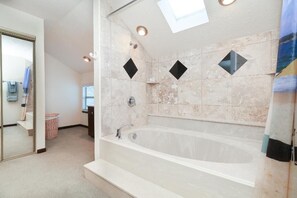 Chaussons, savon, shampoing, papier toilette