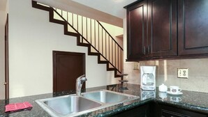 Fridge, microwave, oven, stovetop - Resort Attractions (Willis)