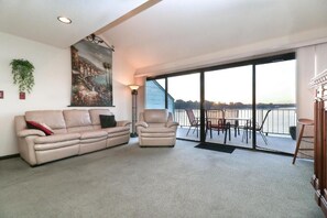 Interior - Resort Attractions (Willis)